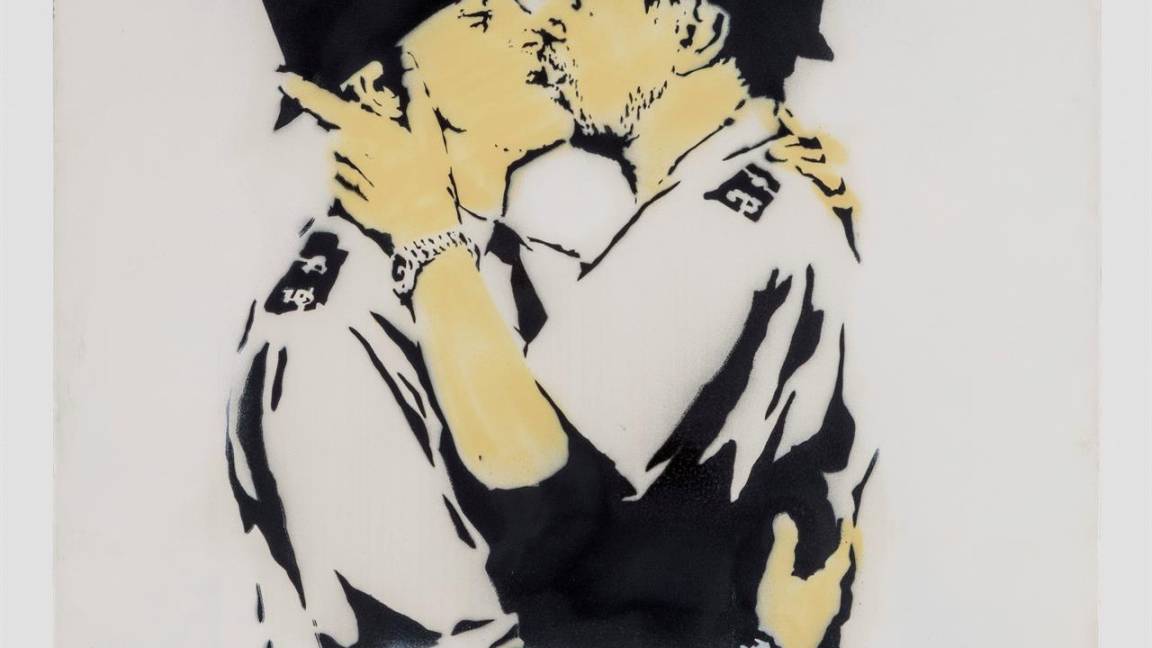 $!Fotografía de la obra “Kissing Coopers” del artista británico Banksy. EFE/Joshua White/Sotheby’s