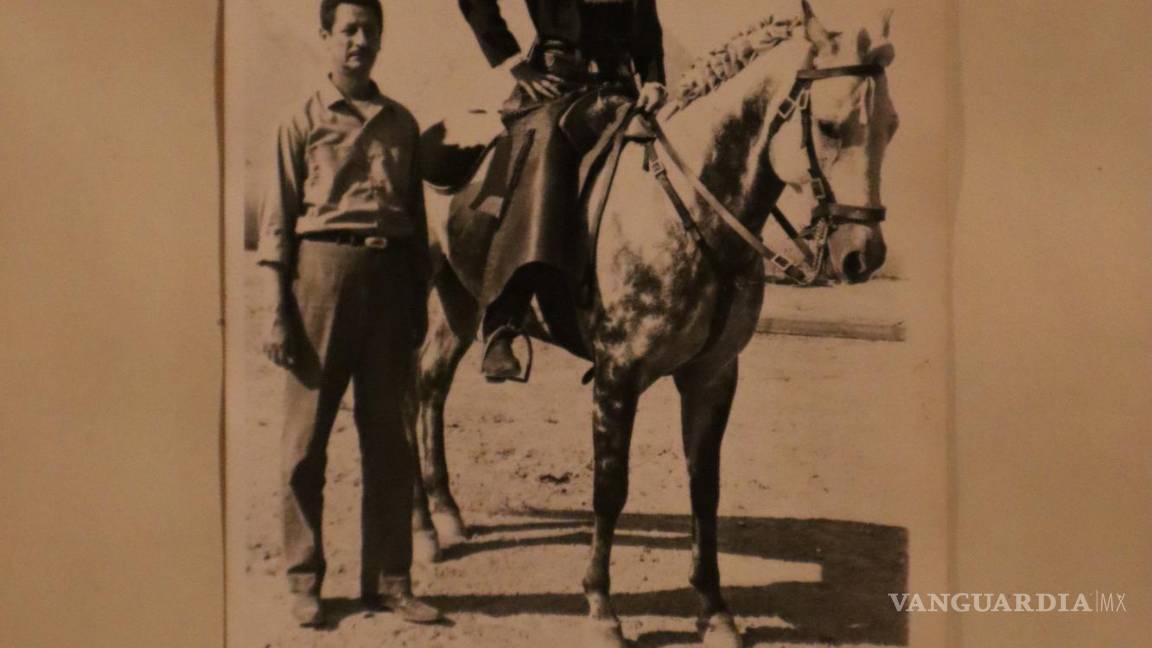 $!Vicente Salas Cárdenas “Salitas” y la rejoneadora Edith Evans, en el patio de cuadrillas de la Plaza de Toros “Armillita”.