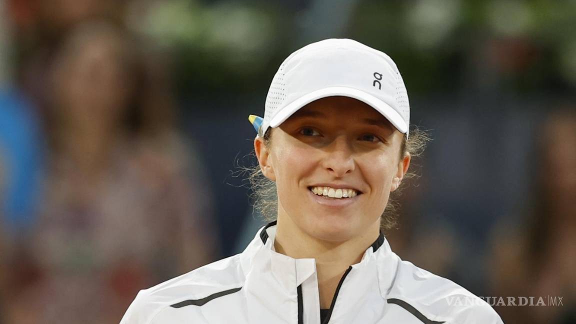 $!La tenista polaca Iga Swiatek recibió también un trofeo tras quedar segundo lugar en la Caja Mágica.