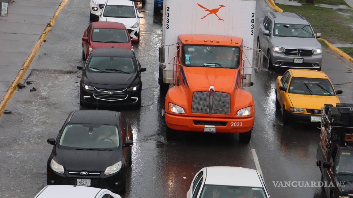 $!Elementos de Seguridad Ciudadana dirigieron el tránsito en zonas afectadas por el agua, evitando accidentes y canalizando la circulación hacia rutas seguras.