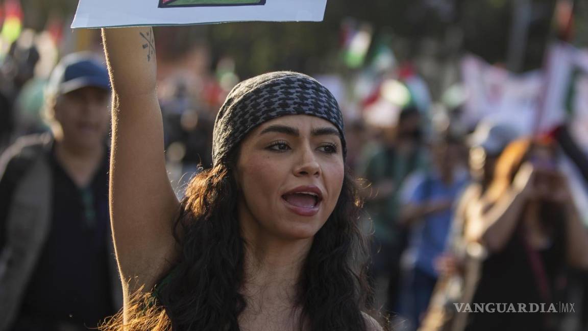 $!Una mujer sostiene una pancarta durante manifestación a favor de Palestina en Ciudad de México (México).