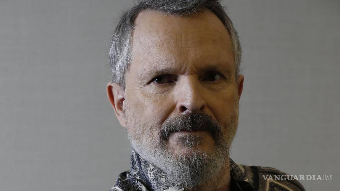 $!El cantante y autor español Miguel Bosé durante una entrevista con EFE en el marco de la FIL de Guadalajara, estado de Jalisco (México).