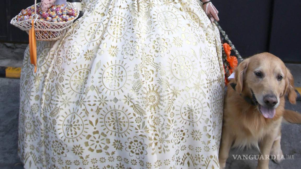 $!Una mujer disfrazada de catrina participa en la procesión de catrinas del Ángel de la Independencia al Zócalo capitalino.