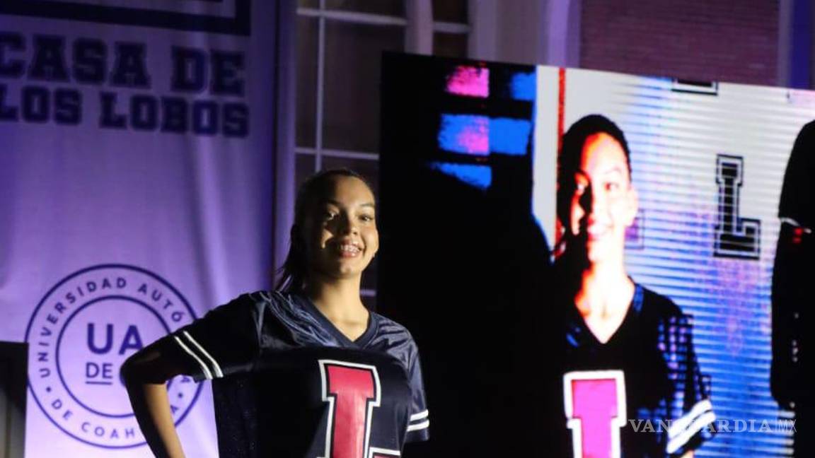 $!Estudiantes de la UAdeC modelan las nuevas prendas con la identidad de los lobos durante la inauguración de la tienda en línea.