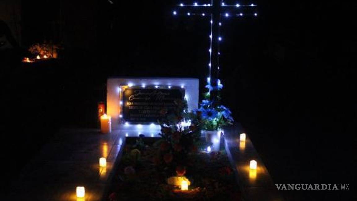 $!La luz de las veladoras y el amor de la comunidad iluminaron el Panteón San José en la tercera edición de la Alumbrada.