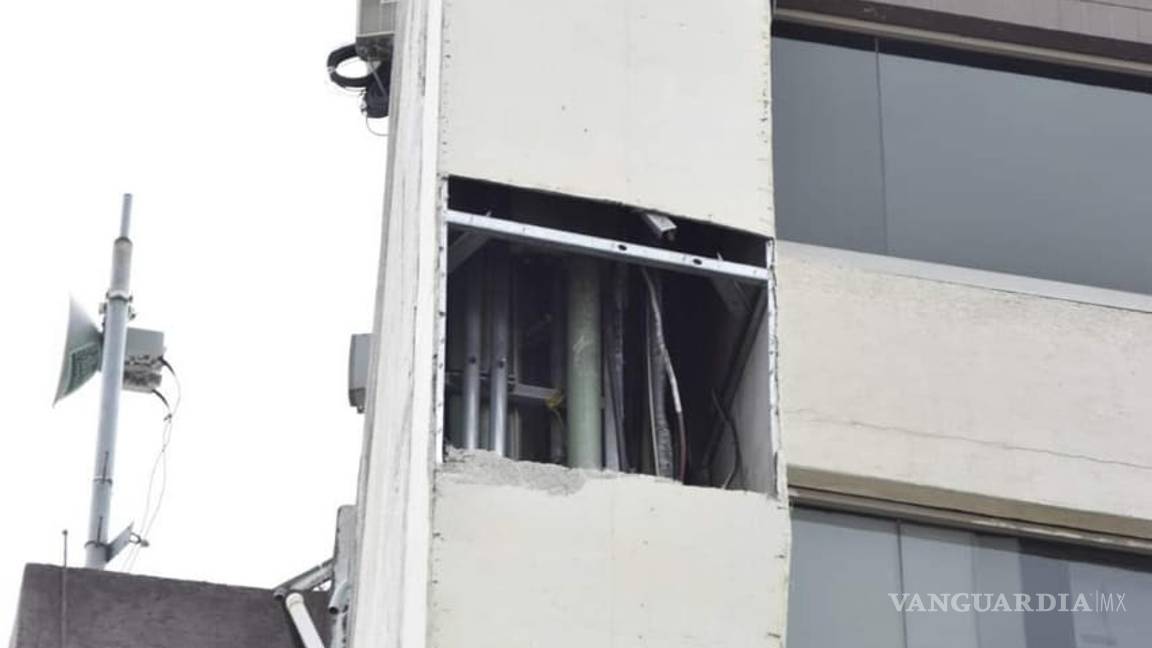 $!Fuertes vientos tumban parte de la fachada de un edificio en la zona Centro de Saltillo
