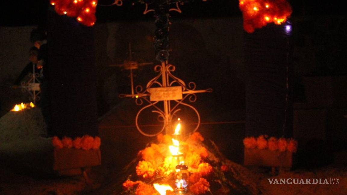 Alumbrada en Cuatro Ciénegas mantiene viva la tradición del Día de Muertos