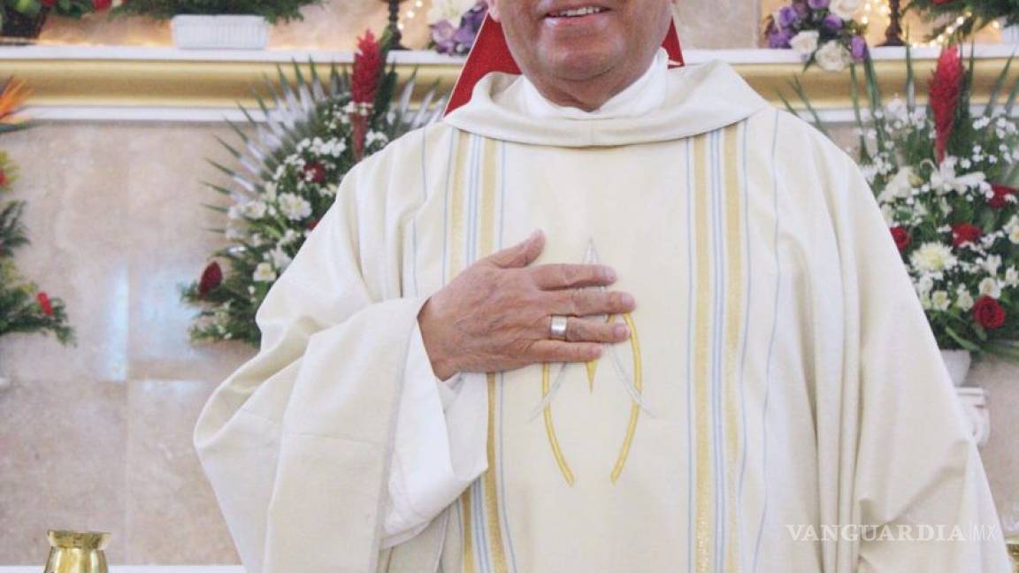 Obispo de Torreón felicita a Monseñor Luis Morales por su 58 aniversario sacerdotal