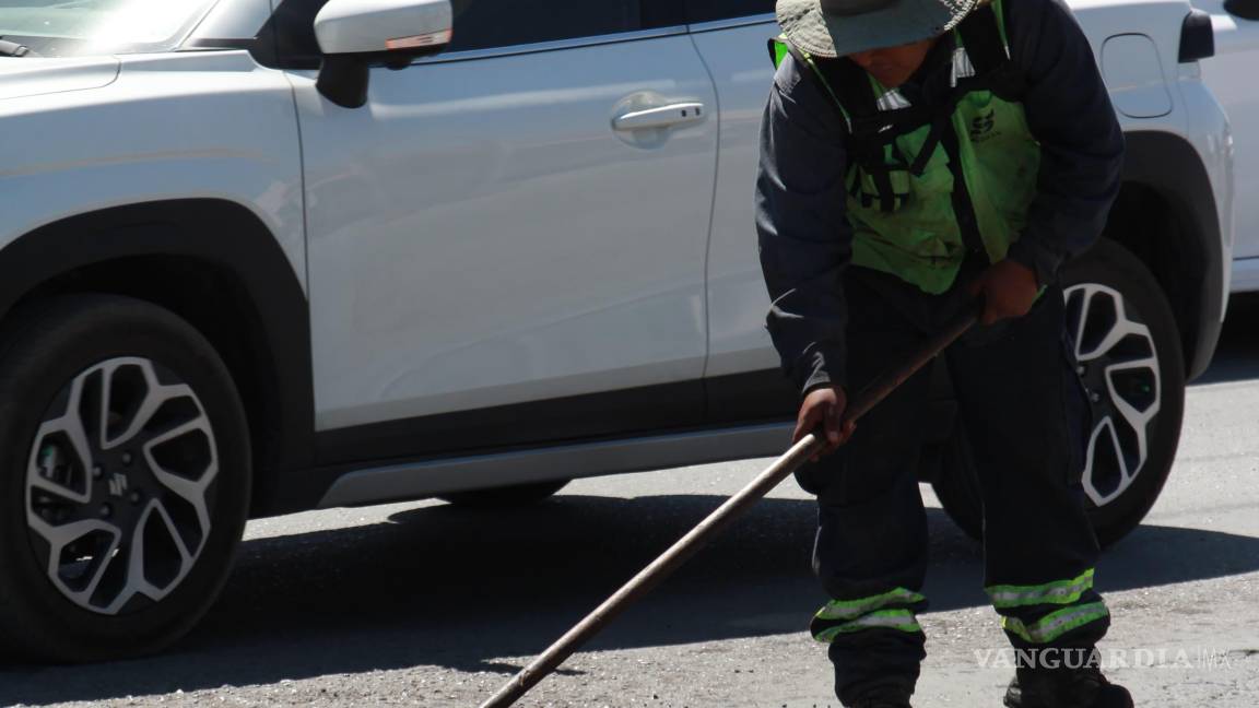 $!La calle 20, en el cruce con Prolongación Urdiñola, recibe atención con trabajos de bacheo, ofreciendo una circulación más fluida y segura.