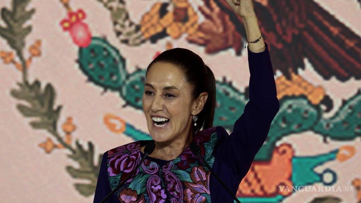 $!La candidata oficialista a la presidencia de México, Claudia Sheinbaum, habla durante una conferencia de prensa este lunes en la Ciudad de México (México).