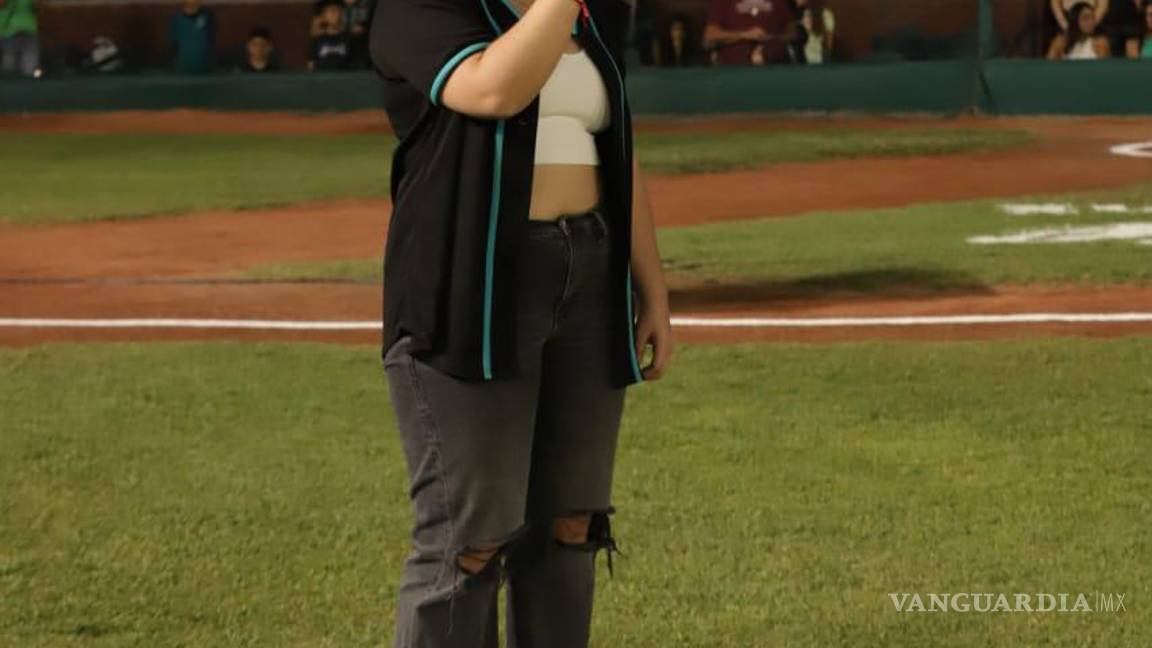 $!De un palomazo con Carín León, a interpretar el Himno Nacional en la inauguración de Saraperos