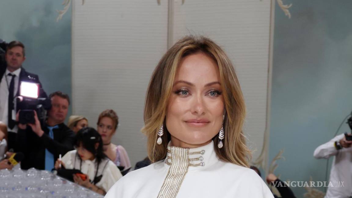 $!Olivia Wilde llega a la alfombra de la Met Gala en una reinterpretación del violín dress.