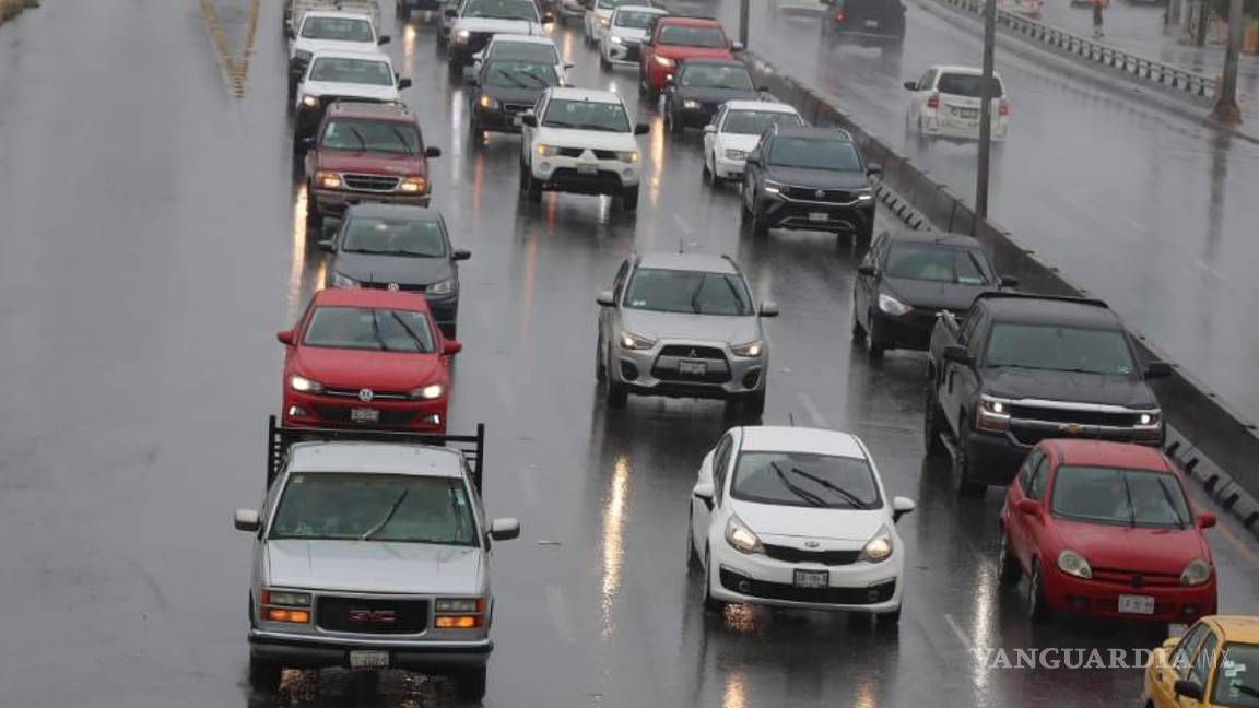 $!Personal de Semáforos y Señales atiende fallas en los semáforos provocadas por las lluvias, impactando la circulación en varias zonas de la ciudad.