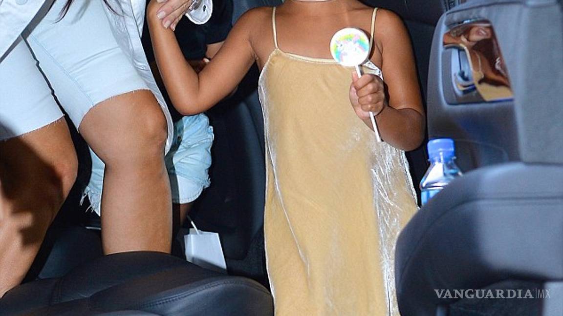 $!La dulce vida de North West: La pequeña usa un mini bolso Fendi de dos mil dólares