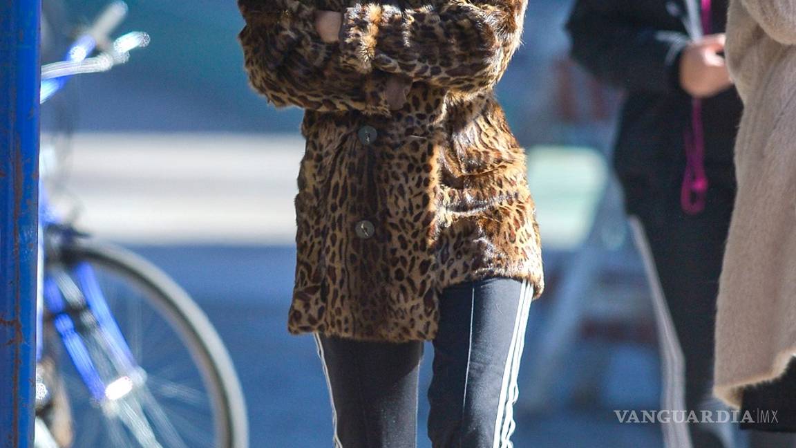 $!Reeditan polémico libro con imágenes inéditas de Emily Ratajkowski