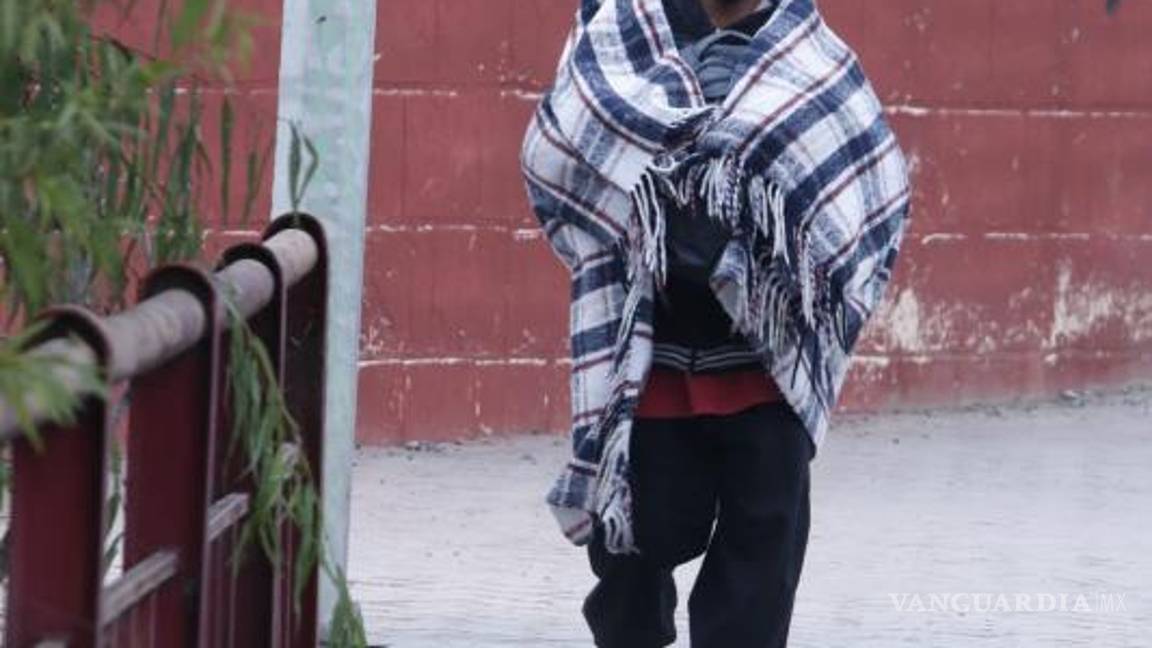 $!Humberto N camina hacia las vías del tren envuelto en una cobija. Para él el frío no es más que otra de las muchas condiciones en las que tiene que viajar.