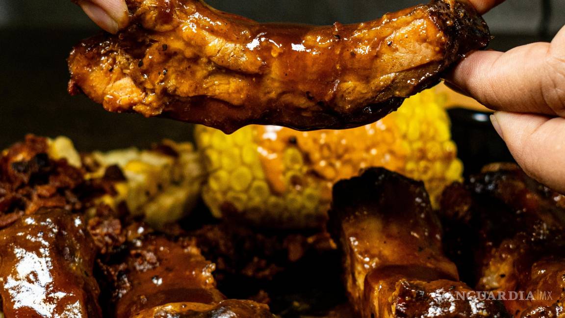 $!Costillas de res a la parrilla con salsa BBQ.