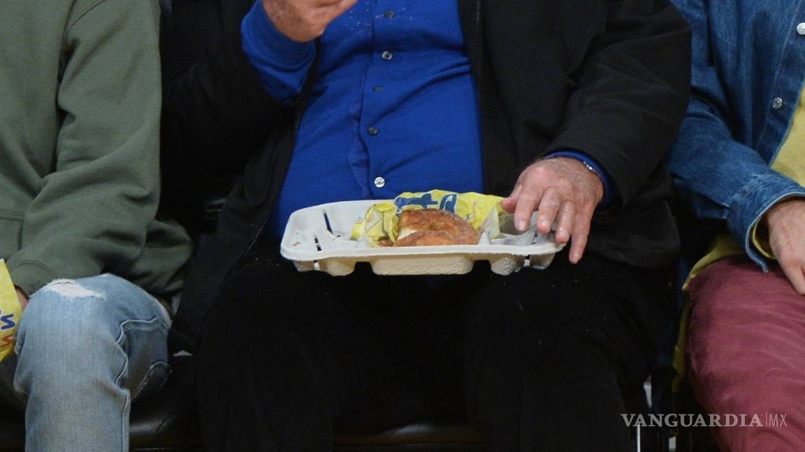 $!Jack Nicholson saborea una dona y muestra su vientre en el juego de LA Lakers