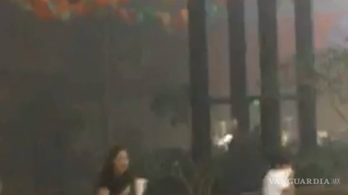 Se quema restaurante en plaza comercial de Saltillo; evacúan a la gente