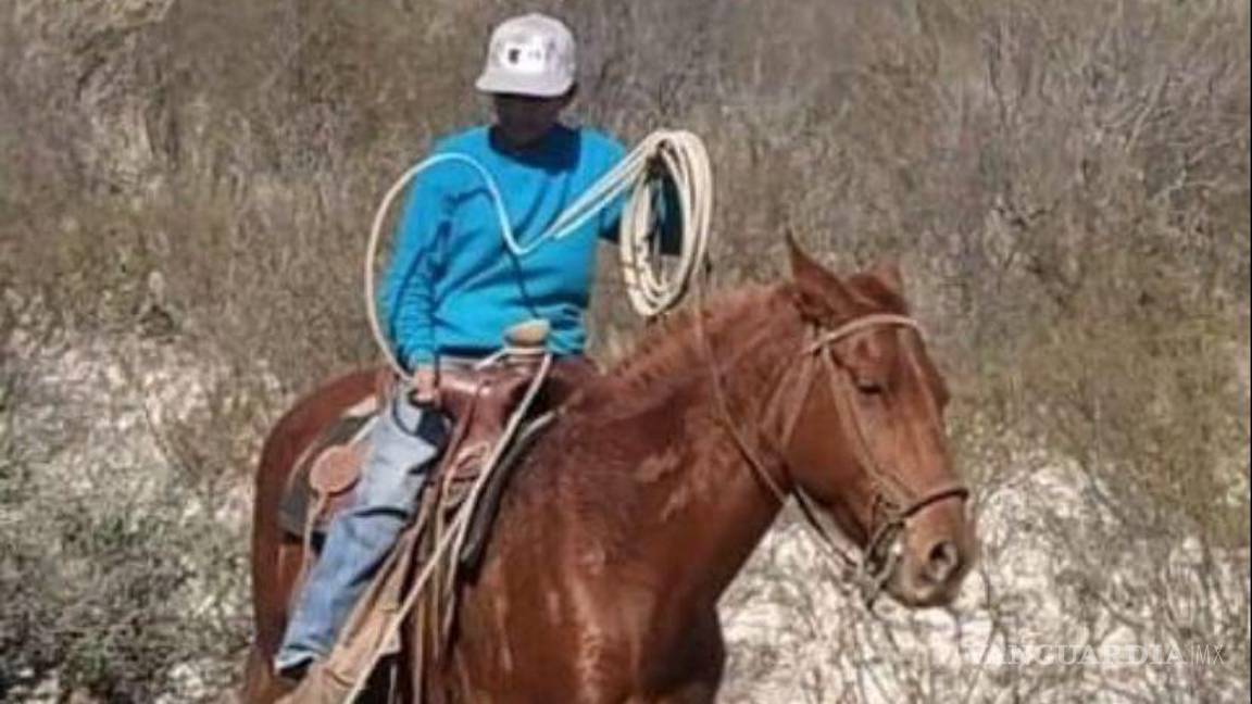 $!Amigos y familiares realizaron una emotiva cabalgata por las calles de Castaños en honor a Marco, recordando su pasión por montar a caballo.