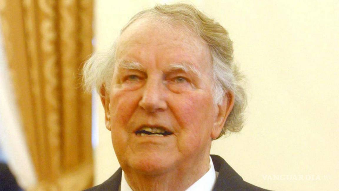 $!Imagen de archivo fechada el 17 de junio de 2004, de Edmund Hillary, el primer hombre en ascender a la cumbre del Everest, en 1953, junto a Tenzing Norgay.