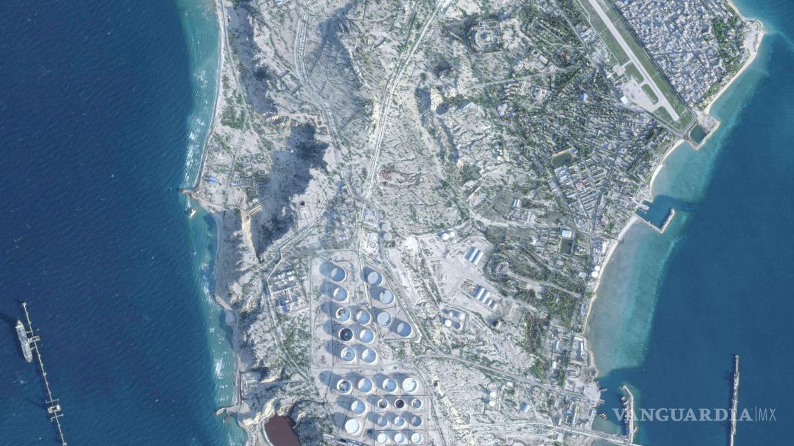 $!En esta fotografía satelital de Planet Labs PBC, se observa la isla de Kharg en Irán el 26 de febrero de 2026.