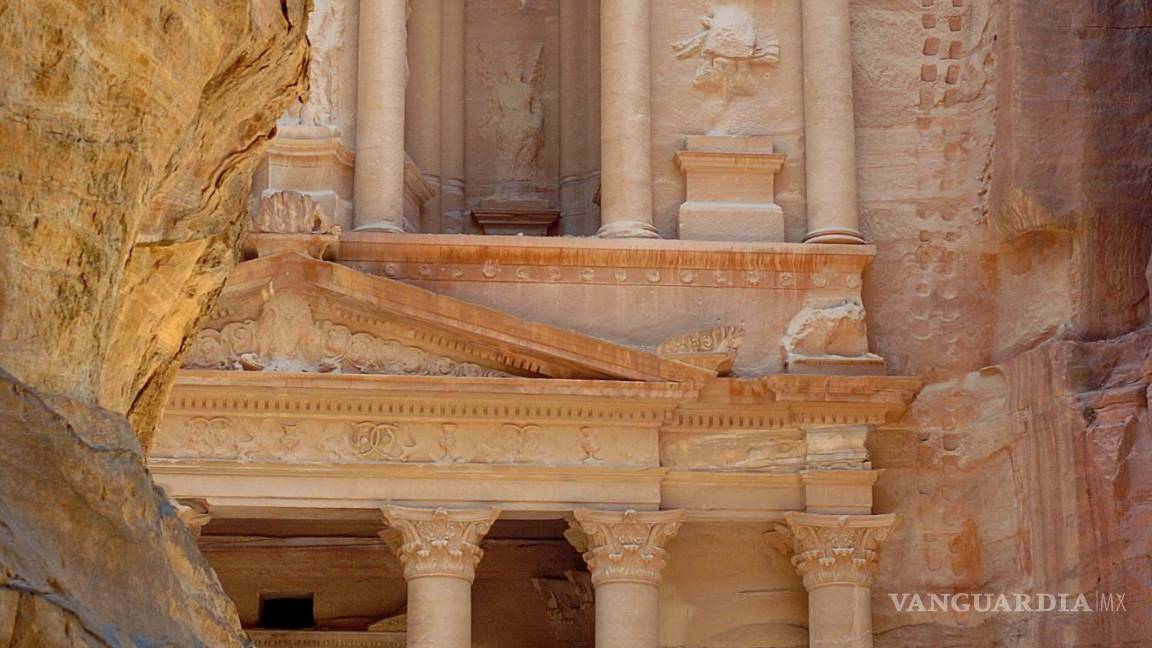 $!Exterior del Tesoro, Khazneh en árabe, monumento más famoso de Petra, Jordania. EFE/Ballesteros/cg.