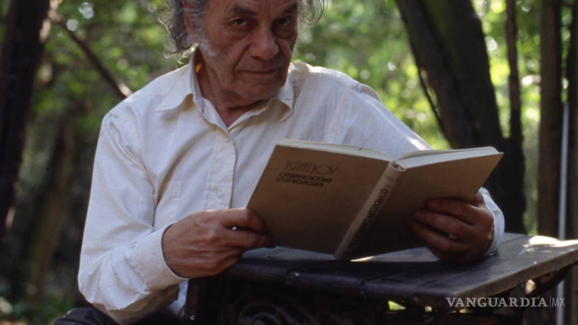 Hijo de Nicanor Parra entregó cuadernos del poeta a sus espaldas