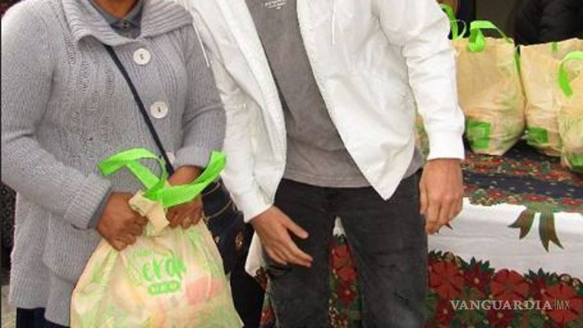 $!Vincent Janssen aprovecha tiempo libre para entregar despensas en Monterrey