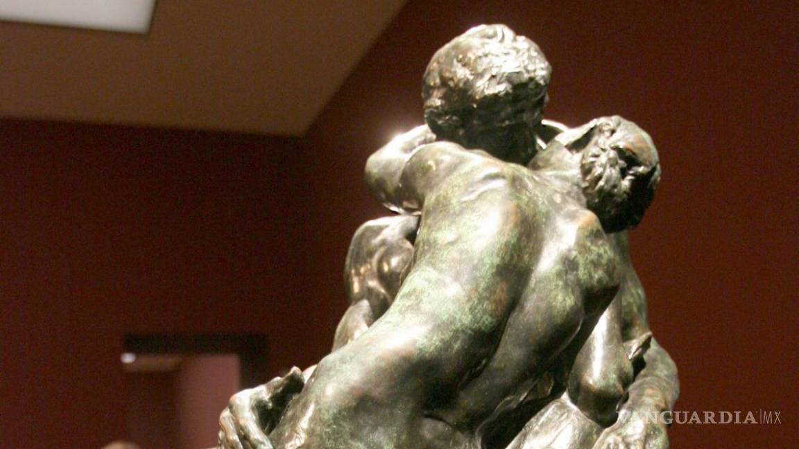 $!La imagen muestra la escultura de bronce 'El Beso' del francés Auguste Rodin (1840 - 1917) en el museo Hypo-Kunsthalle en Munich, Alemania.