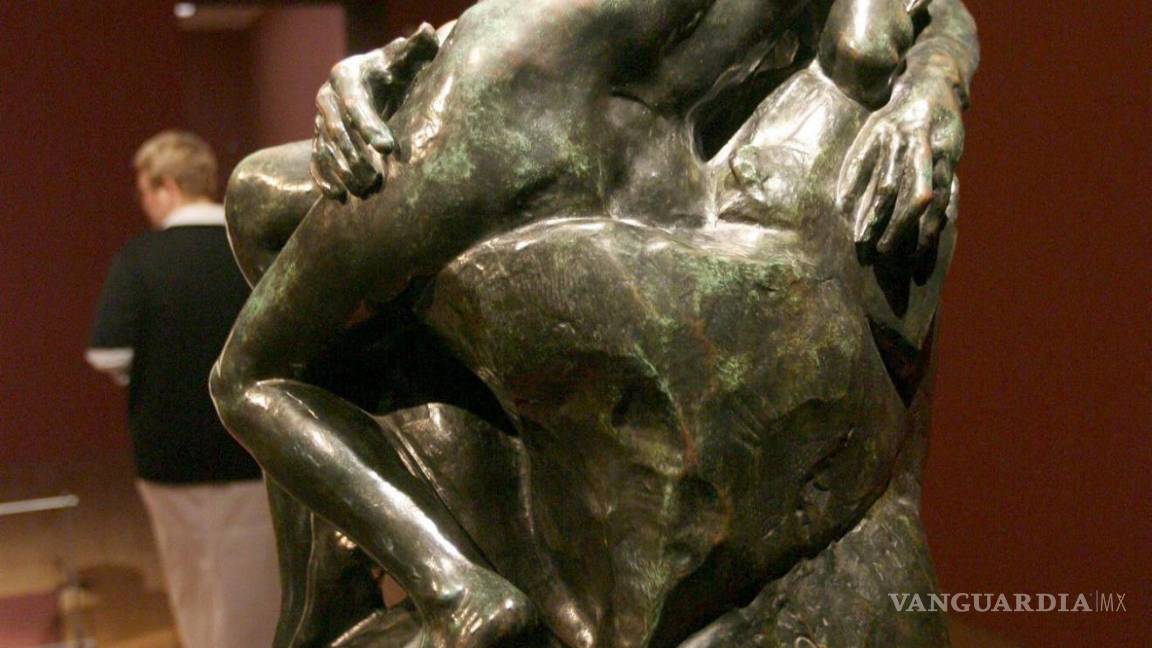 $!La imagen muestra la escultura de bronce 'El Beso' del francés Auguste Rodin (1840 - 1917) en el museo Hypo-Kunsthalle en Munich, Alemania.