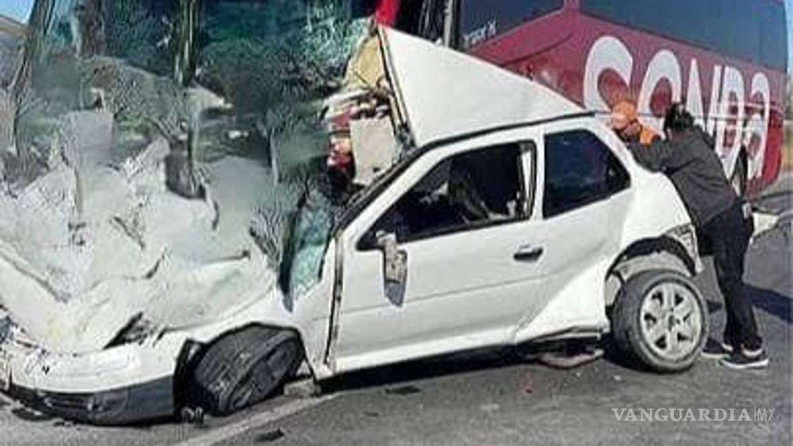 $!Testigos del accidente aseguran que un tercer vehículo habría provocado que el Pointer perdiera el control.