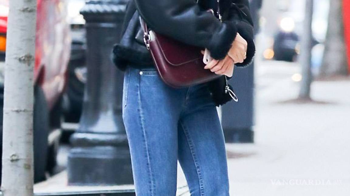 $!Katie Holmes pasea ‘al natural’ por NY