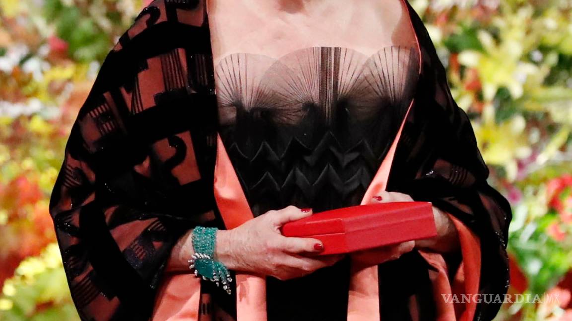 $!Catherine Deneuve pondrá a la venta 300 lotes de vestidos Yves Saint Laurent