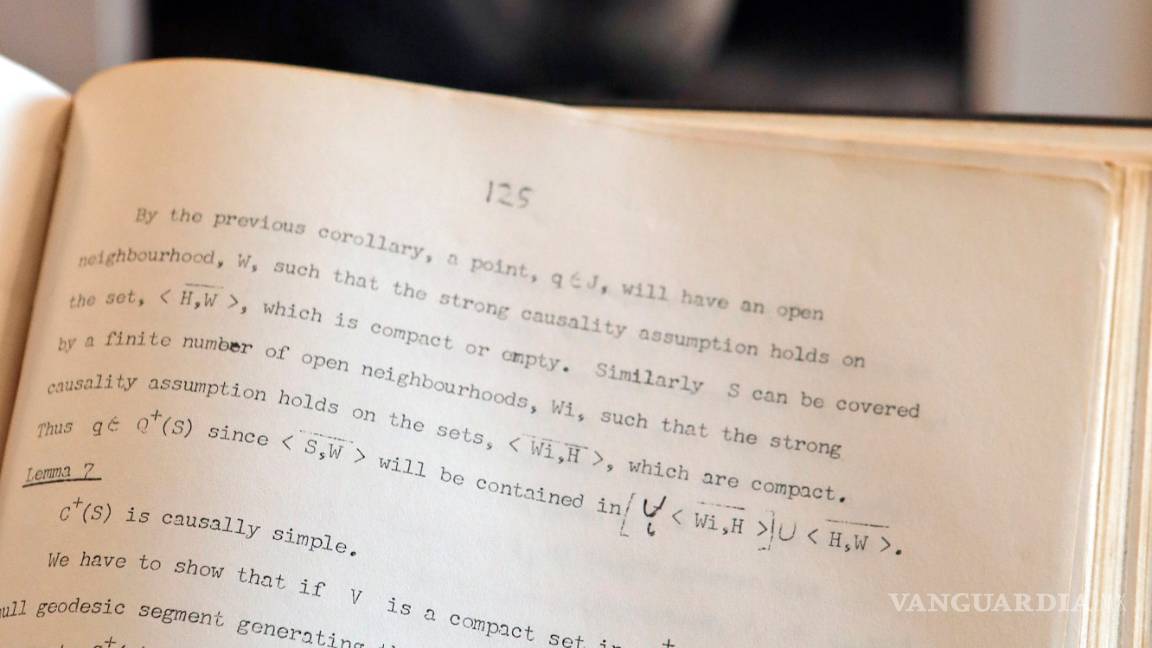 $!Por si te interesa, copia de la tesis de Hawking puede venderse por más de 100 mil euros