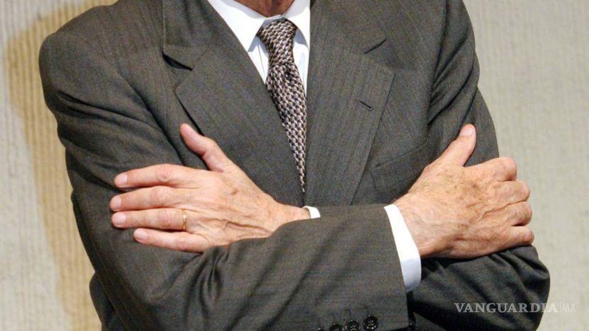 $!Imagen del 1 de diciembre de 2004. José Saramago, premio Nobel de Literatura, asistió a la ceremonia de inauguración de la cátedra extraordinaria José Saramago, que será impartida en la facultad de Filosofía y Letras en Ciudad Universitaria. Al término de la ceremonia los universitarios se acercaron para saludarlo. Cuartoscuro/Moisés Pablo