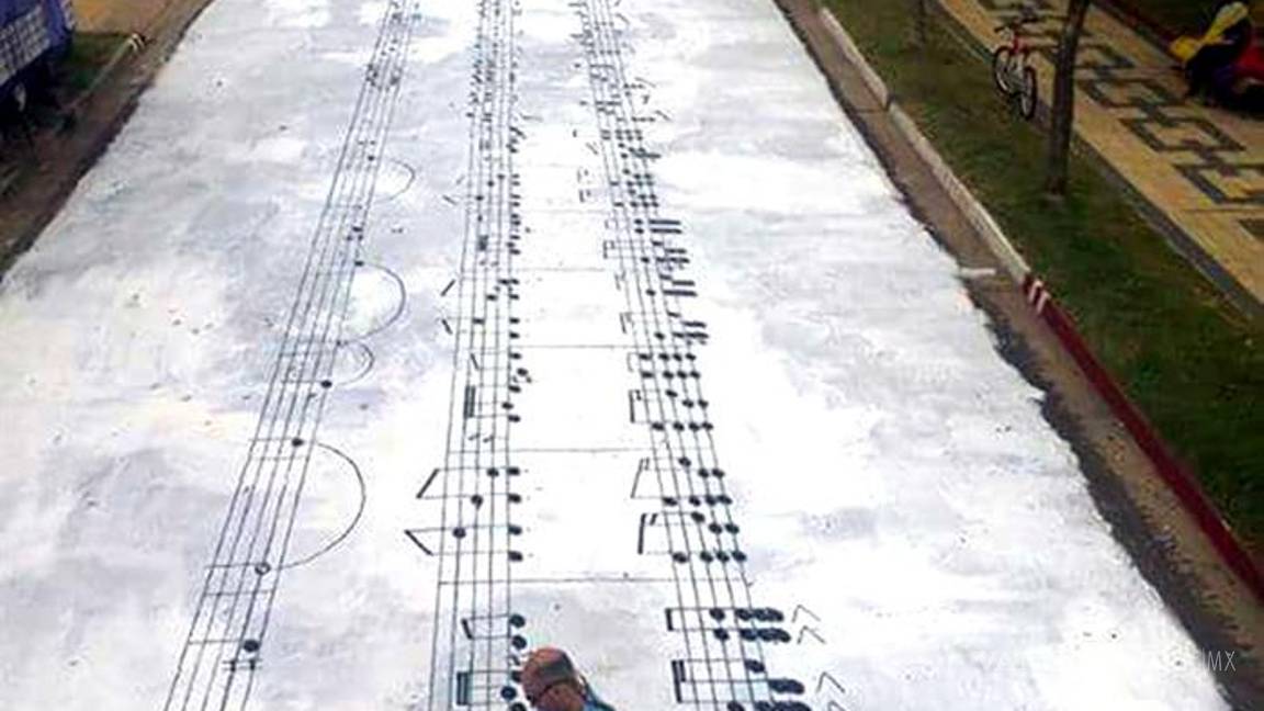 $!Pintan La Cumparsita, a lo largo de 82 metros, en el suelo de una calle