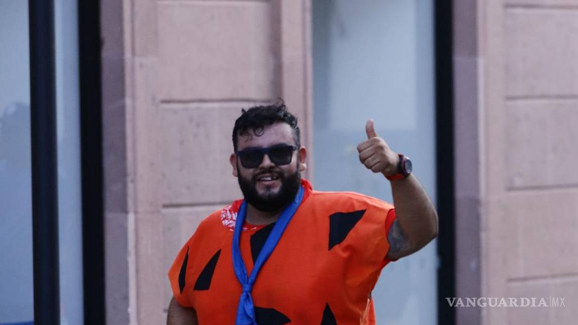 $!Ni siquiera Pedro Picapiedra se quiso perder de la carrera.