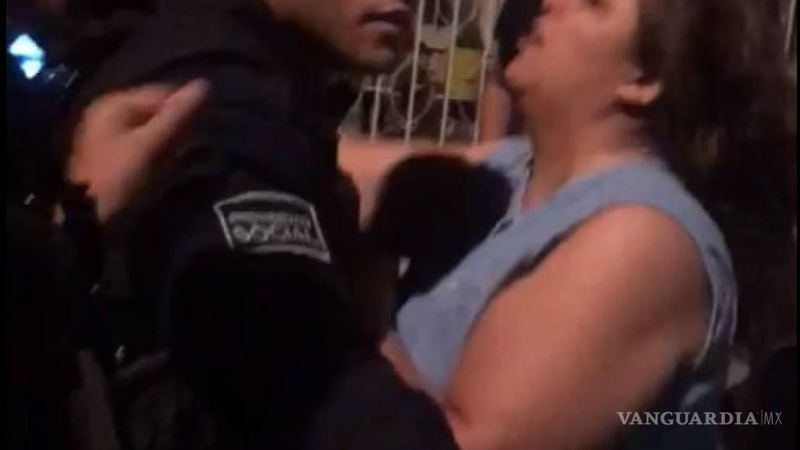 Por defender a menor, vecinos se enfrentan a golpes con policías municipales en colonia de Saltillo