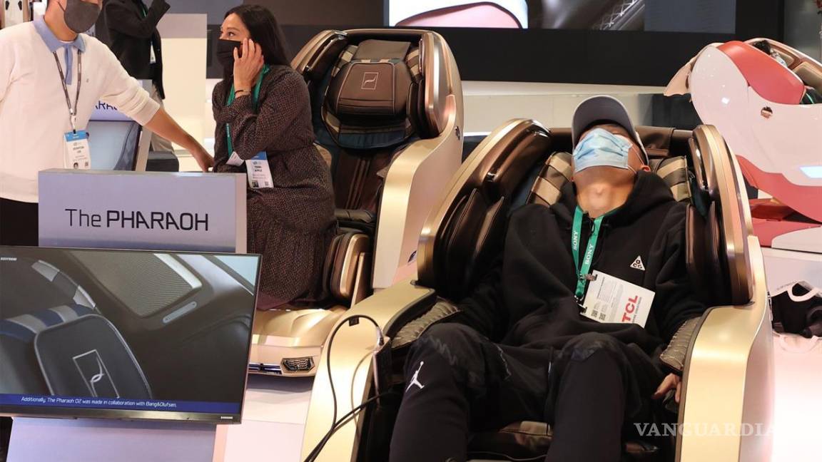 $!Un visitante prueba un sillón de masaje Bodyfriend en el Consumer Electronics Show en Las Vegas. EFE/EPA/Caroline Brehman