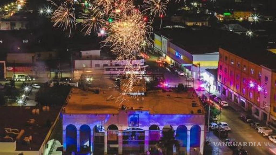 $!La música y el ambiente festivo se apoderan de la Plaza Principal mientras Mario Dávila, candidato del PAN, celebraba junto a sus seguidores el final de su campaña política.