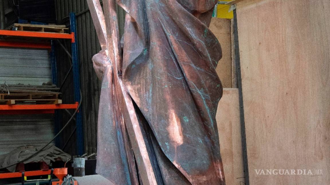 Así es como restauran las estatuas que se salvaron del incendio de Notre Dame