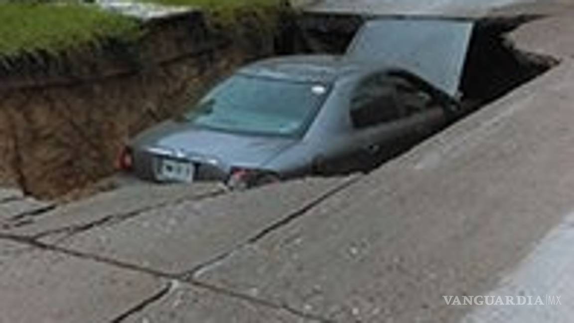 $!Socavón 'se traga' auto en Tamaulipas