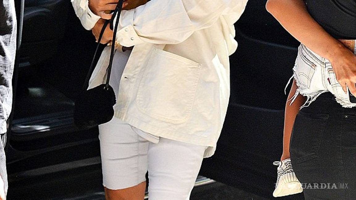 $!La dulce vida de North West: La pequeña usa un mini bolso Fendi de dos mil dólares