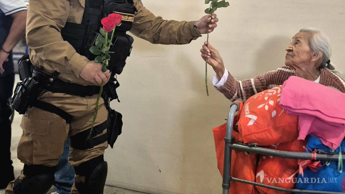 $!Elementos de la Policía Municipal entregaron rosas a madres de familia en diversos cruceros y espacios públicos de Saltillo.