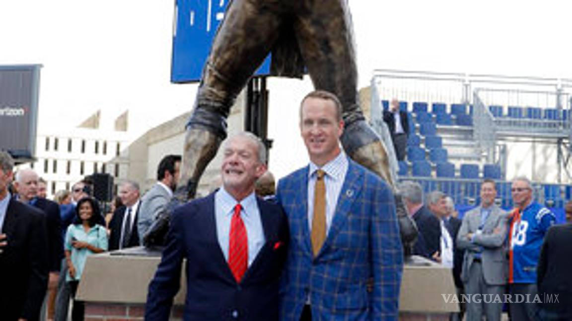 $!Colts develan estatua de Manning afuera de su estadio