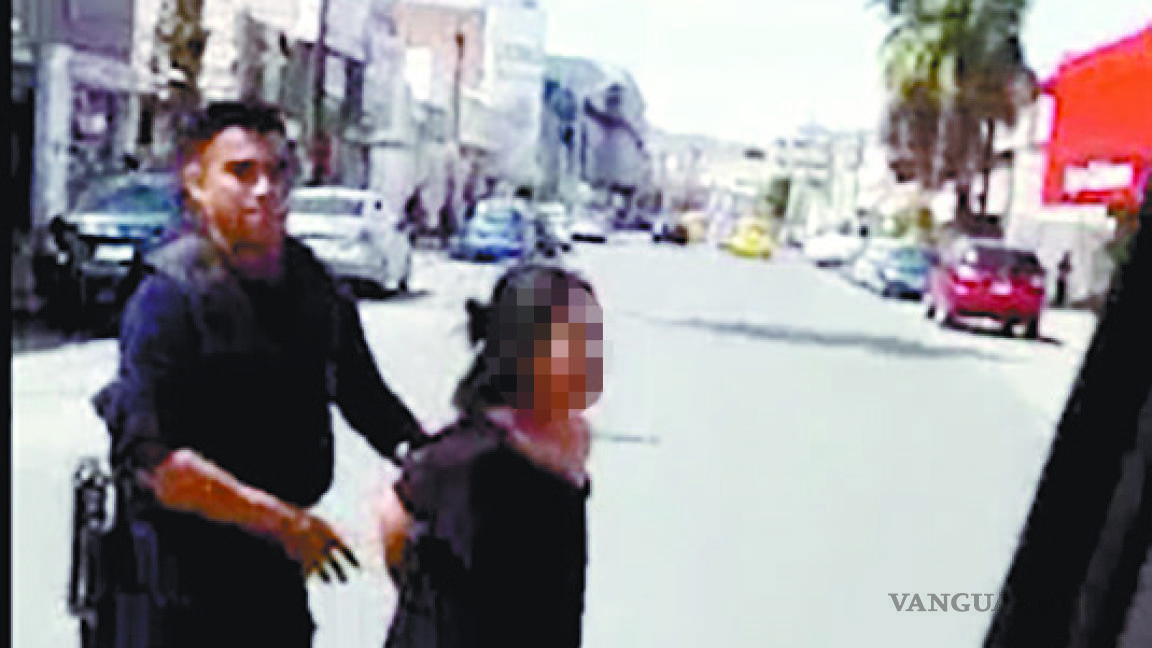 Policías de Torreón violan derechos humanos y no saben ni poner unas esposas (video)