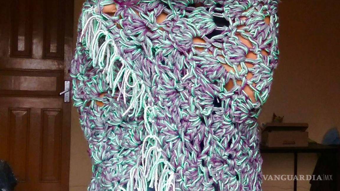 $!La versatilidad de Mapache Crochet va más allá de los amigurumis, incluyendo bufandas, guantes, tops y sweaters, mostrando la diversidad de la artesanía tejida.