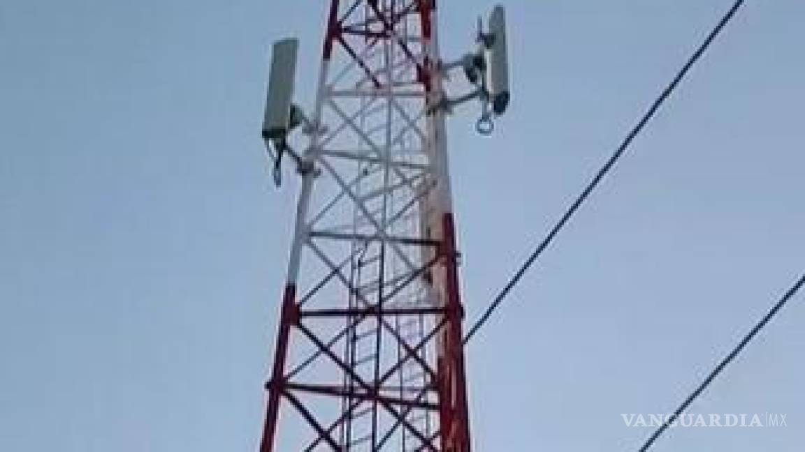 Huye de policía de Torreón y se atrinchera en lo alto de una antena de telefonía celular