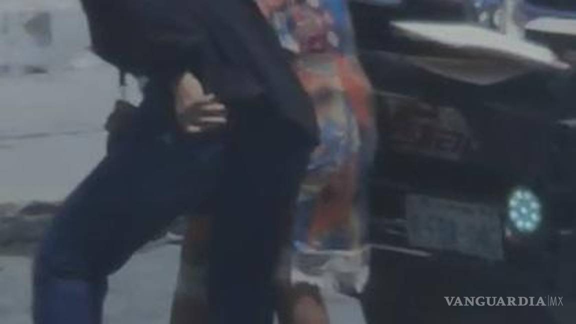 $!Fueron varios minutos los que duraron forcejeando.